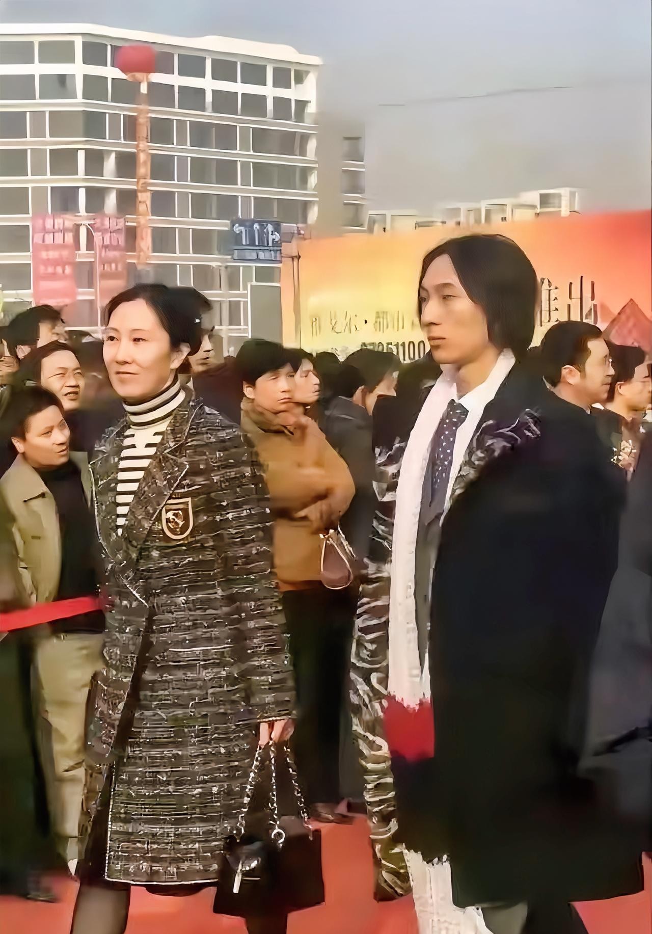 王思聪与妈妈林宁昔日合影，那个时候的他才19岁，还在留学期间，与妈妈一起参加活动