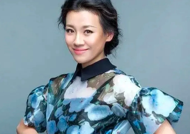 2000年，43岁的导演张黎，爱上了26岁的刘琳。张黎深情的对刘琳说:“琳，我离