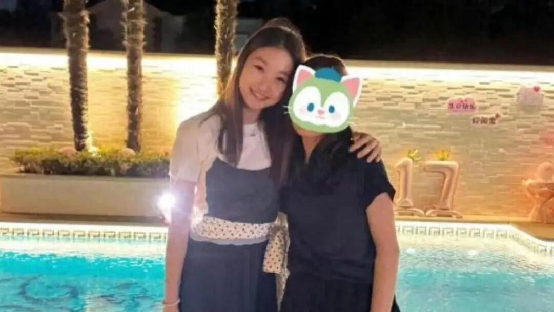 49岁马伊琍没想到，辛苦养大的17岁女儿文君竹，早为亲爹文章争光