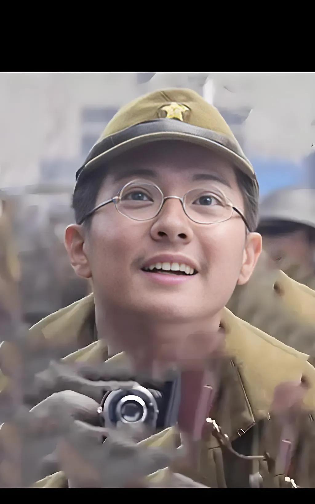 万万没想到
随着《南京照相馆》爆火
有一个中日混血演员却被骂惨了
不是因为原岛大
