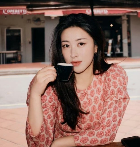 朱珠的出现好像打破了审美壁垒