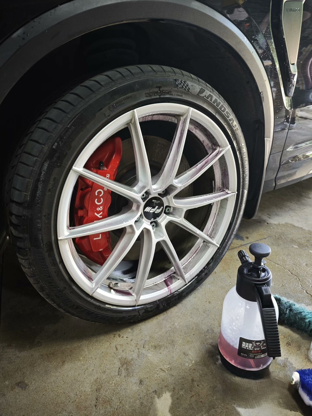 领克暗夜版改装还原出有缘人
20寸MMX品牌轮毂 配原厂升级大四阿基波罗卡钳x3