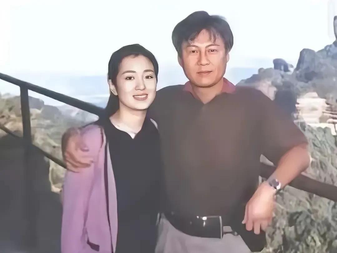 巩俐与黄和祥的婚姻曾是娱乐圈的一段佳话，但最终和平分手，两人保持了友好的关系。