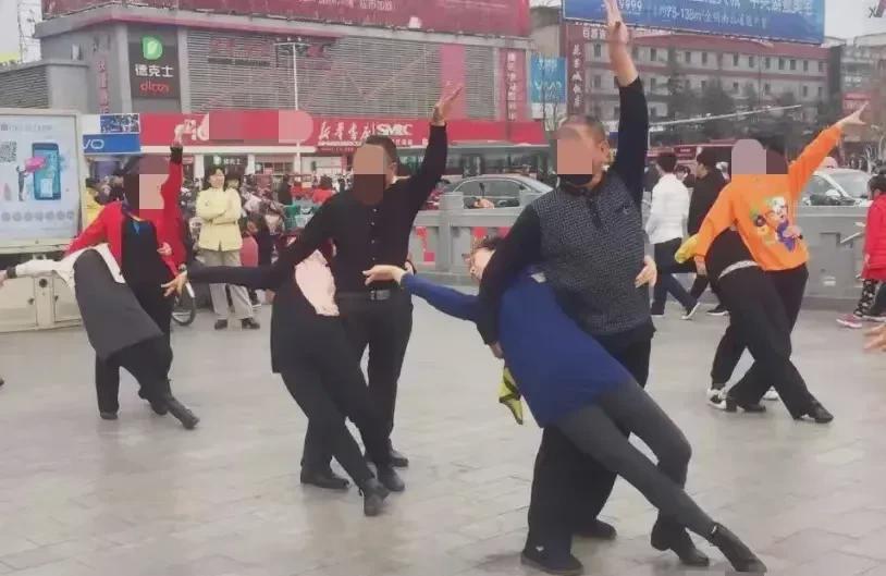 安徽合肥，一大爷因为在广场争舞伴，与别人发生口角，心脏病突发倒地身亡。这事儿，说