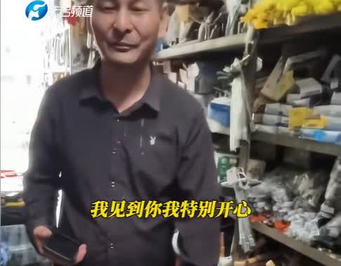 江苏，男子去五金店买东西，结账时被老板娘盯着看！男子有点慌，以为对方有什么想法，