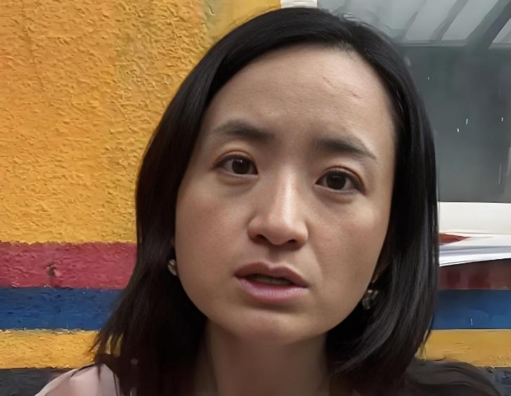 “80万彩礼，少一分免谈！”浙江相亲角，38岁硕士女李梅举牌瞬间引爆全场。她一身