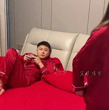 夫妻新婚吵架，注意看老婆的动作，今晚别想得逞！
