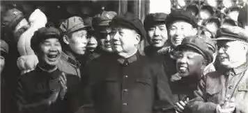 被开国将帅们簇拥着的毛主席，这些将军都是在尸山血海里面爬过来的，个个都是人中龙凤