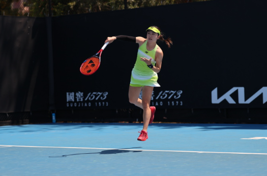 澳网女单资格赛首轮，新科全运会冠军朱琳收放自如，首盘1-4后连赢5局，第二盘2-