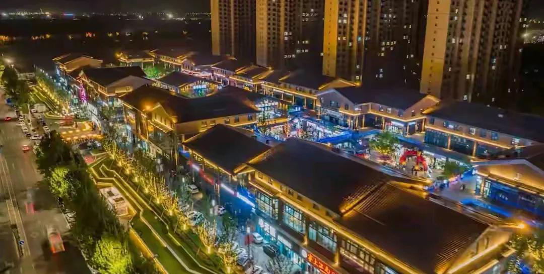 淄博的夜市突然火了，主要是因为几个因素的结合。首先，淄博市近年来在提升城市形象和