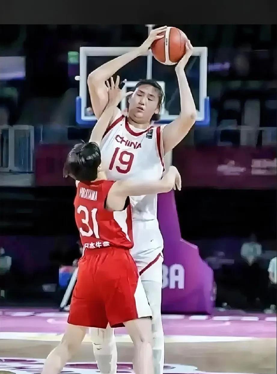 山东篮球男有穆铁柱，女有张子宇，都是中国篮球史上身材最高、吨位最足的超级巨人，此