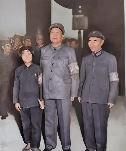 1966年，焦裕禄的女儿焦守云13岁时，曾在天安门城楼上和毛主席握手并合影留念，