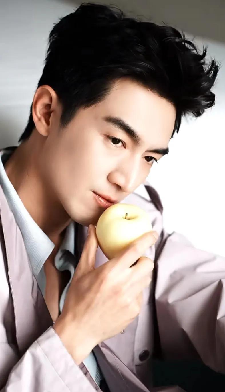 大新工作室晒出他今日的修图美照，妥妥的美男子一枚呀！
    哈哈，这小子果真是