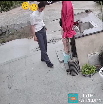 看不懂，也看不明白。不知男子是不是有意还是无意，是放任还是看护，总之，一般人都会