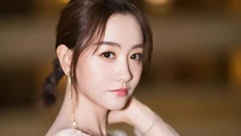 颜值与实力并存的“冻龄女神”，为何至今依然单身未婚？