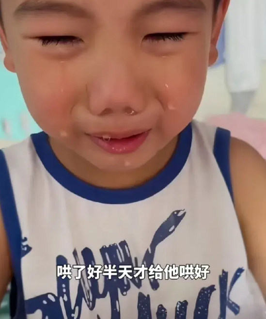 笑死了！8月12日，吉林一宝妈打扫卫生时，萌娃看到了爸爸妈妈的结婚照，哭得一把鼻
