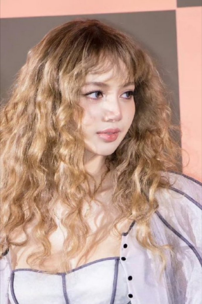 Lisa以羊毛卷造型亮相LV活动，宛如从油画中袅袅走来的公主，美得让人瞬间心动，