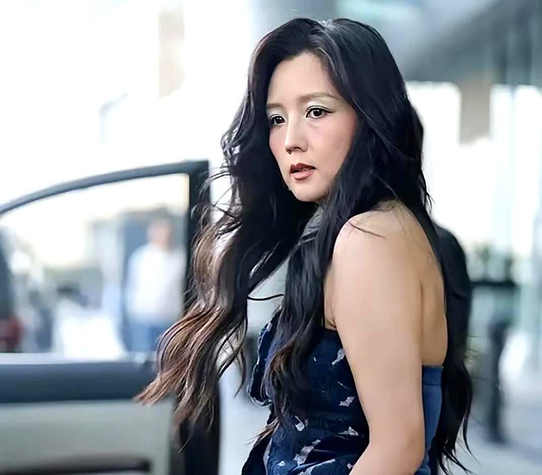 何洁，咋这么老了！

感觉脸一下子就垮了。

有一种中年大妈的沧桑感。
