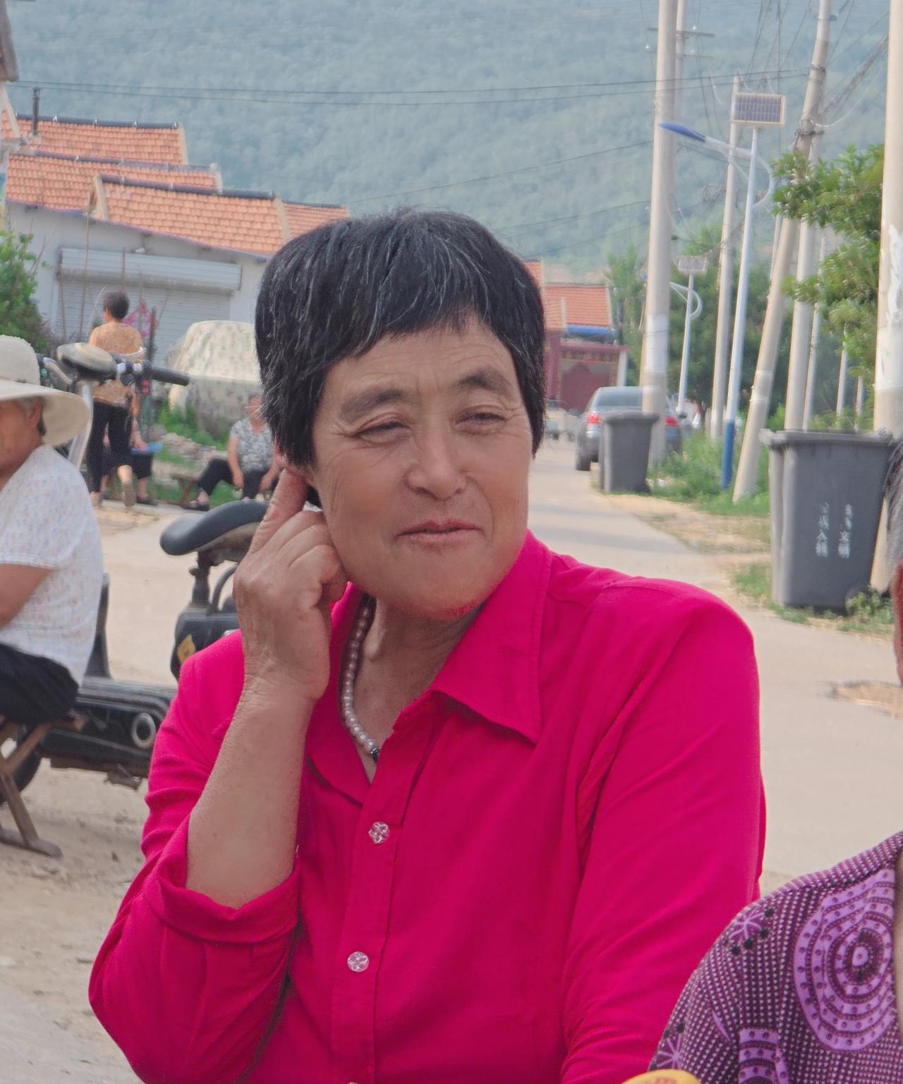二嫂，别生气，真的不能怨我……
无论公开拍还是偷偷拍，每次都想把二嫂拍得好看一些