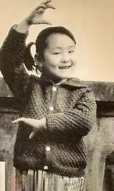 不愧是上海长大的小姑娘，50年前，穿手织的毛衣，漂亮的裙子，该有多羡慕人。一看就