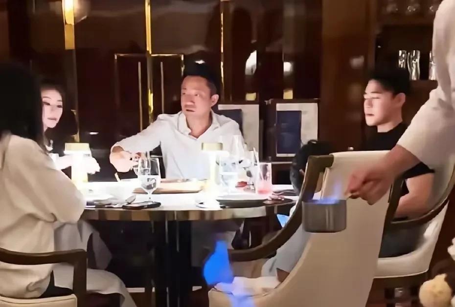 网友偶遇汪小菲一家，小箖箖又低头玩手机。
说实话，小孩子戒手机瘾确实是不容易，不