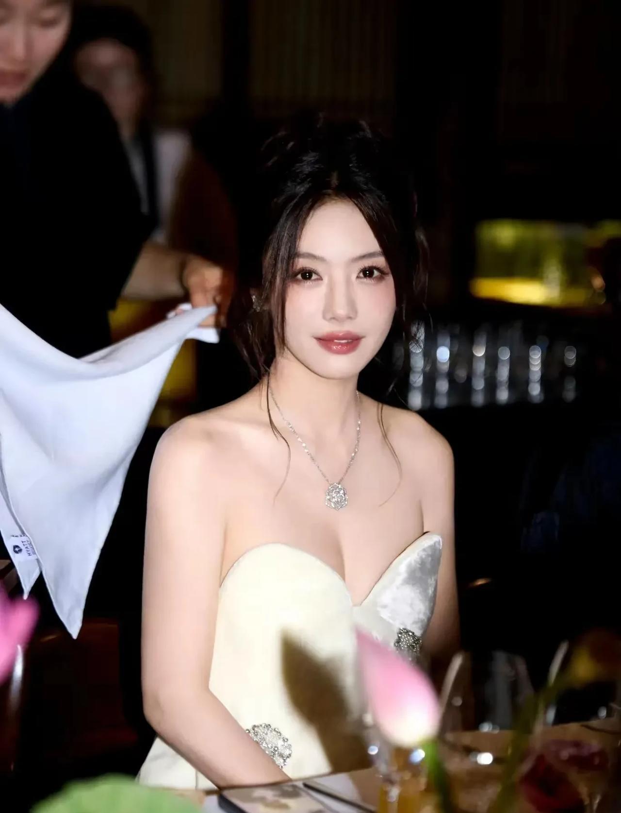 蔡文静最近在综艺《五哈》和《桃花坞》中，给人更多的印象都是非常的虎！而想不到，稍