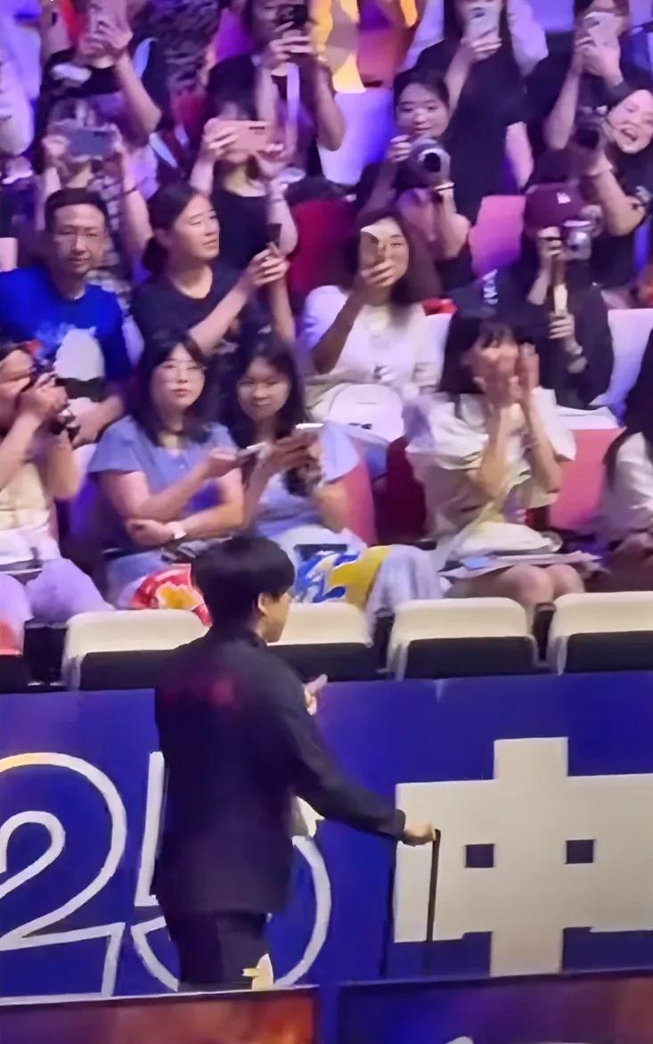 越怕什么就越来什么，
现场大叫“王楚钦，你最棒！”
怕影响到别人比赛，
大头着急