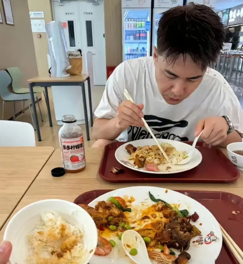 陪朋友来小米提车了，赶上饭点，就在小米吃了口饭！

没想到小米汽车的客餐竟然这么