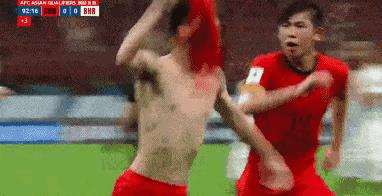 衣服扒了，满场狂奔，后面还有追赶的队友。一个争议点球，终于进了，终于赢了一场。这