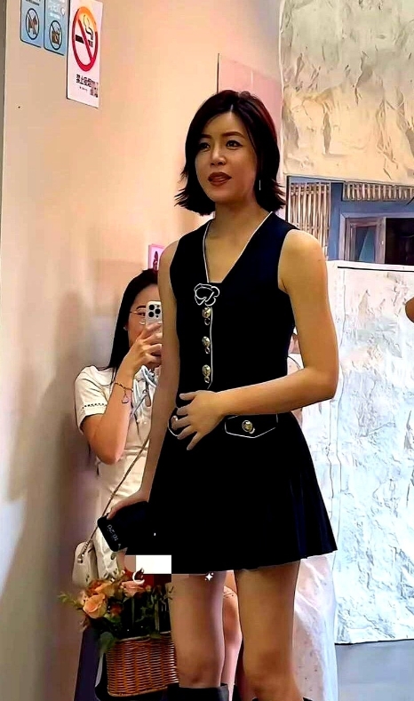 朋友私下见过陈妍希，她说大家都被骗了，陈妍希真人根本不长电视里那样，而且他还说陈