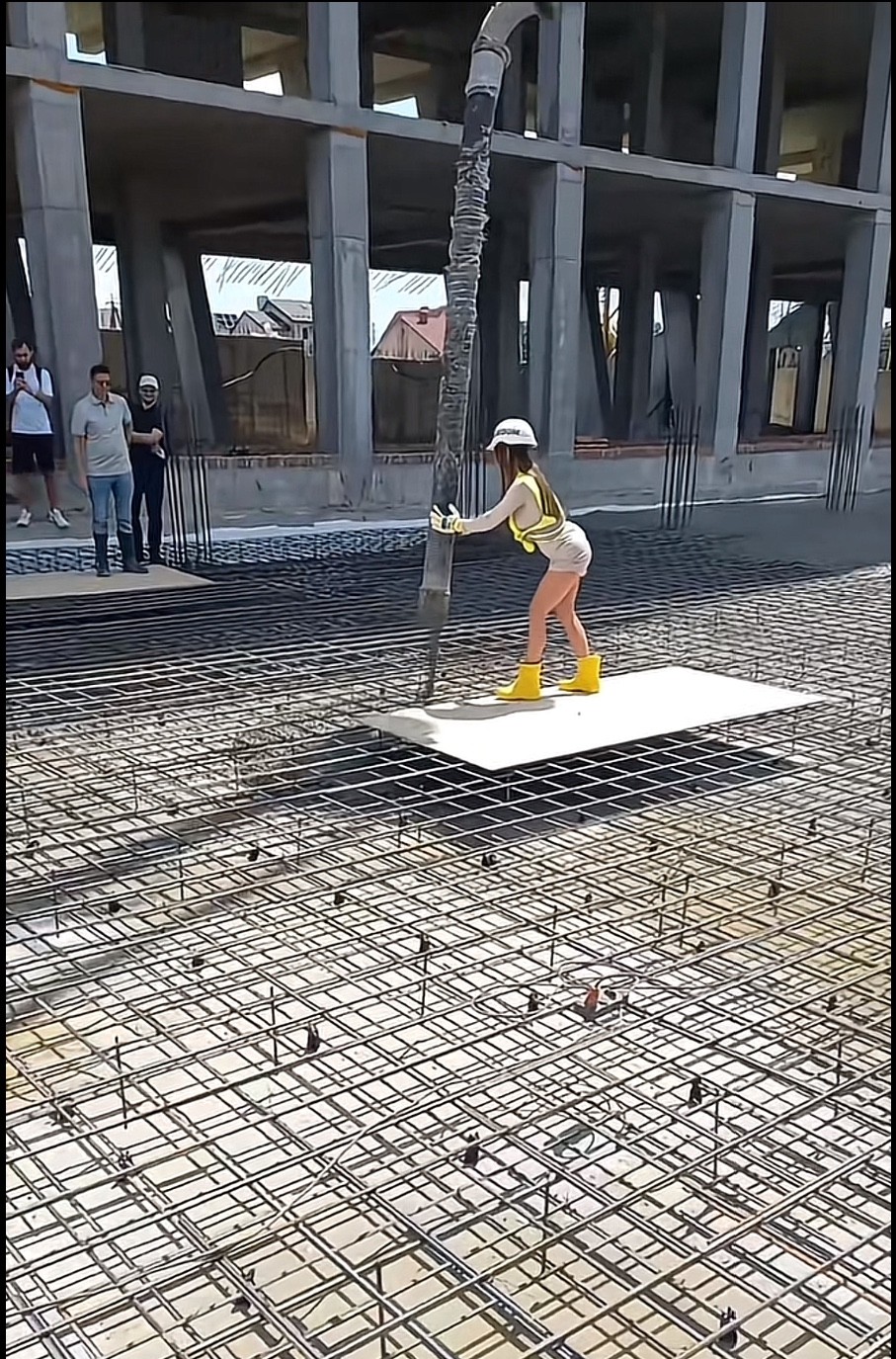 咱工地也是出息了，以前只是有些网红来工地拍段子，现在都开始上手浇筑混凝土了，看她