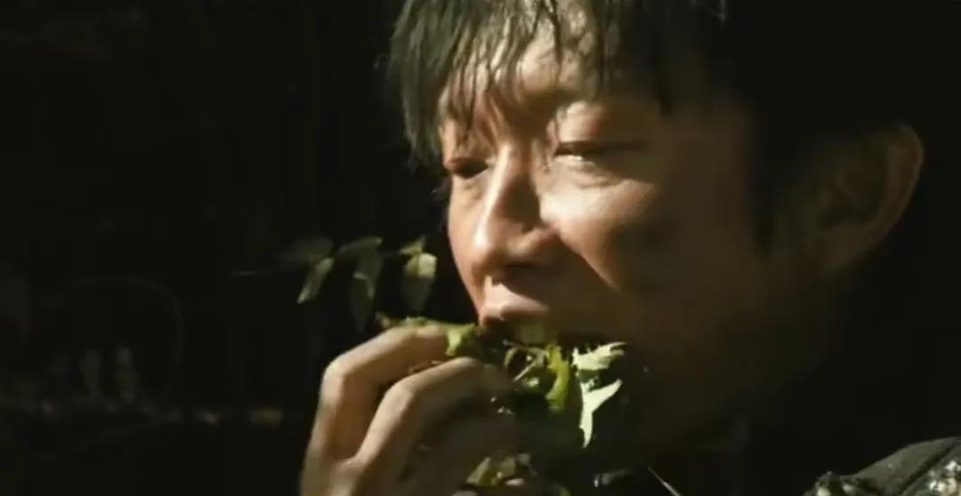 《归队》生万物里的难民没有生吃的野菜，腻味给大家补上了！
宋家腾饰演的福庆从金矿
