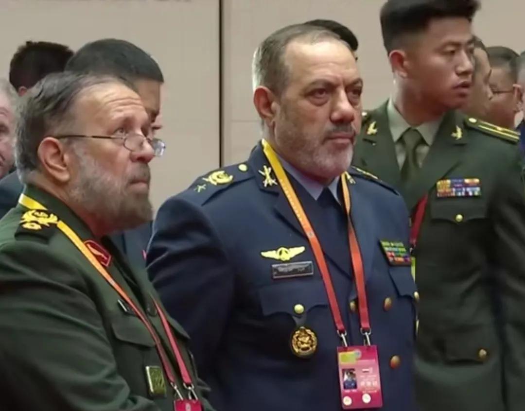 10国防长会议看点多，伊朗防长一脸严肃，印度和巴基斯坦防长全程无交流。
6月26