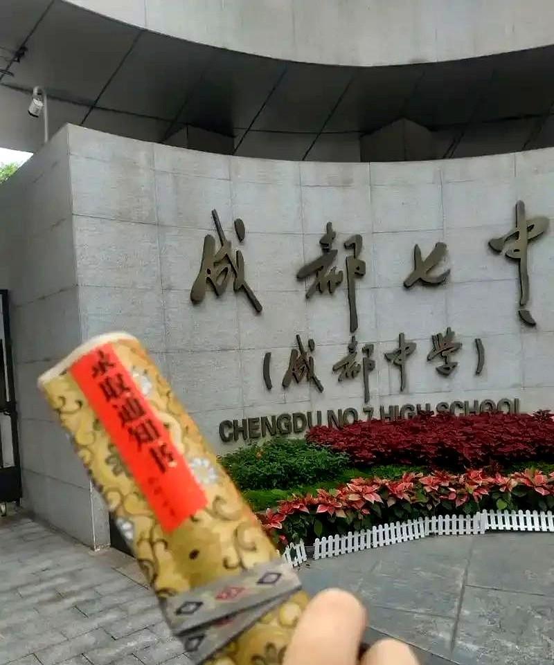 2025高考成绩即将放榜，四川高考状元夺魁者是谁？
总有人说状元是天生的，跟学校