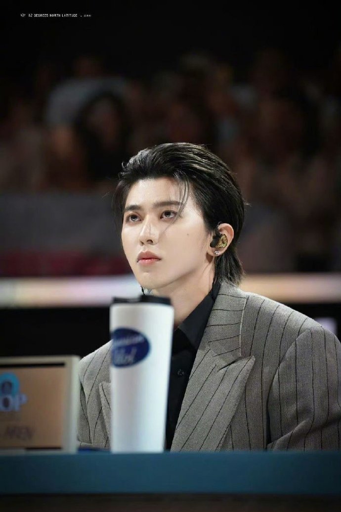 论“纯元”的持久魅力，蔡徐坤是教科书！海外舞台上，他业务能力依旧能打，导师台上依