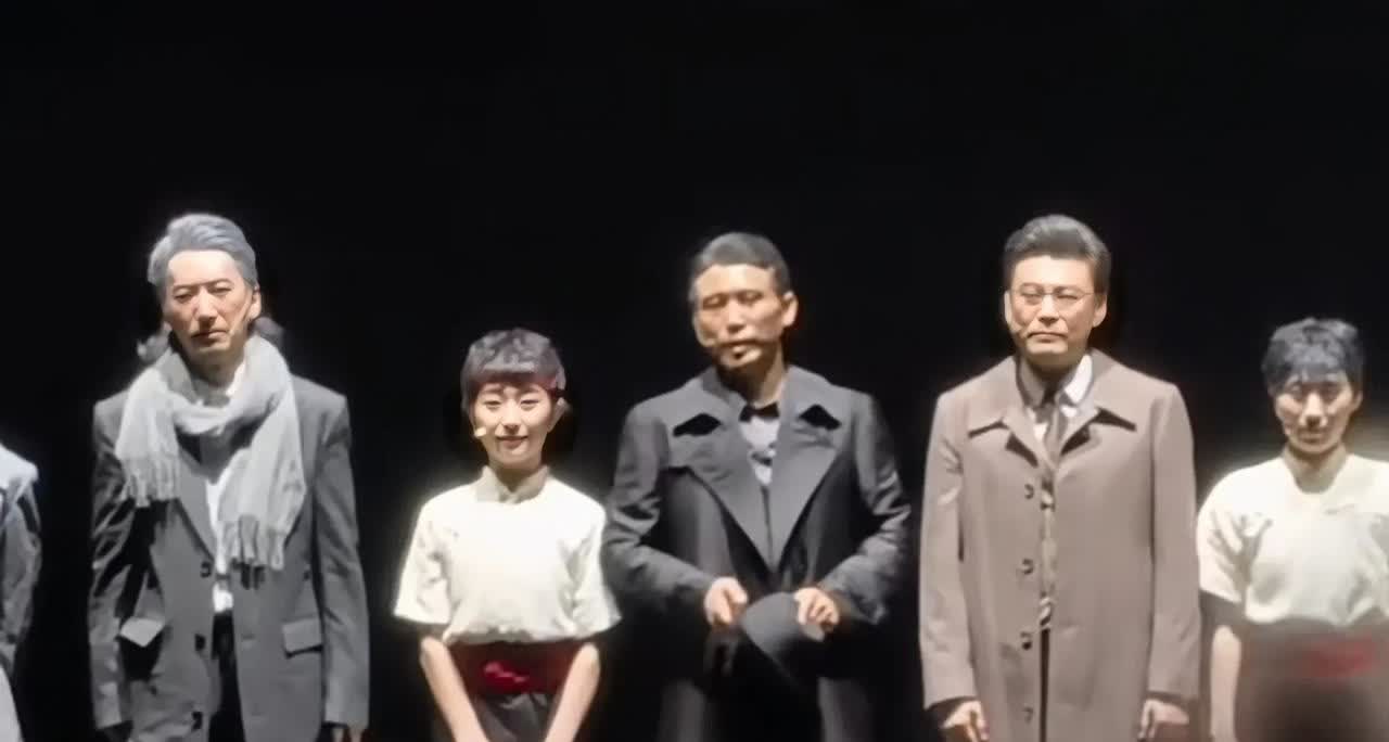 朱媛媛的头七，李乃文和唐旭这两位媛媛的至交好友，在《夜行者》演出结束谢幕的时候，