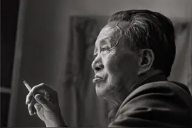 1936年，15岁的张月琴爱上了26岁的艾青。父亲得知后怒扇其一巴掌：“你可知艾