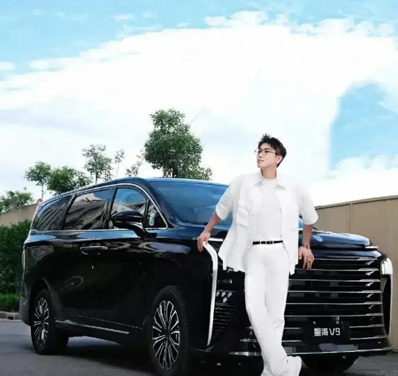 #央企品质豪华MPV星海V9#
     试驾星海V9，仿若开启了一个满是豪华科