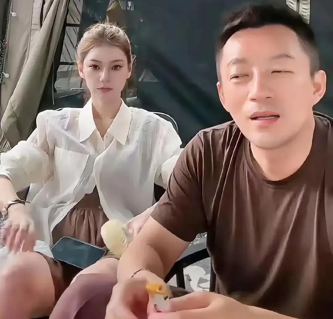 这照片拍得
简直了
汪憨憨蹲在前头
一副随时抬轿的架势
马黄后稳坐后台
双手扶椅
