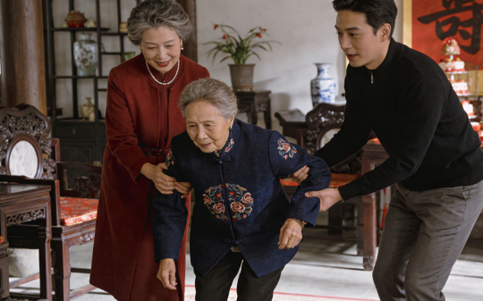 奶奶80大寿时，突然对我下跪，我想起一句老话：借阳寿，老跪幼！想活命，千万别说出任何一个数字