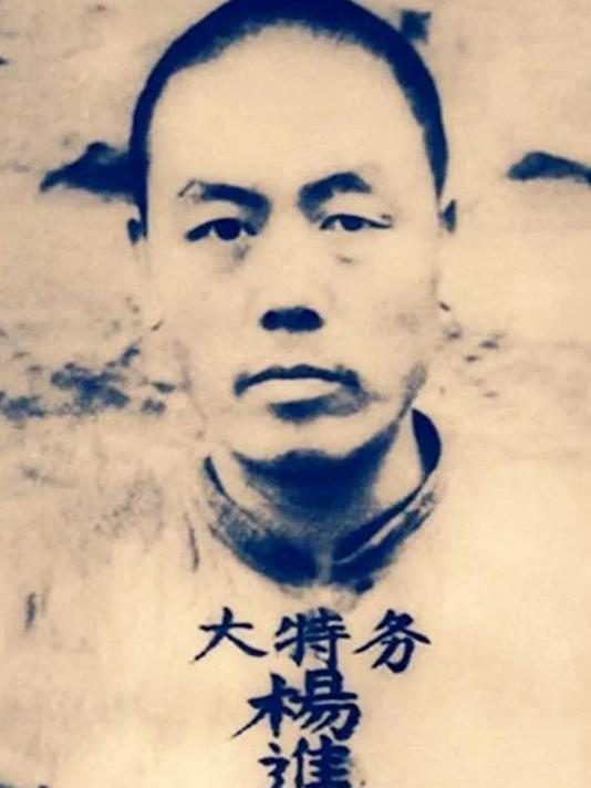 1918年河南漯河农村，杨钦典出生在土坯房里。那年月庄稼人活得艰难，他家就靠几亩