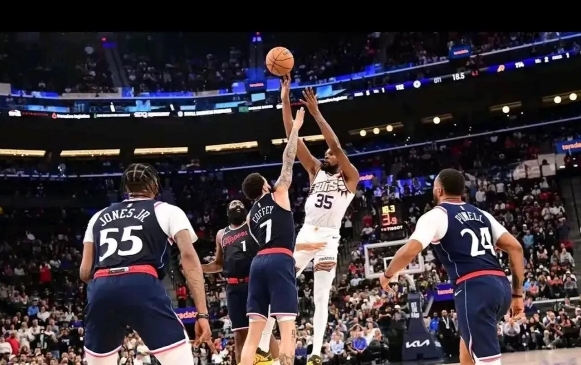 近日，NBA休赛期再爆猛料。

火箭、太阳和篮网达成震撼联盟的三方交易，彻底改变