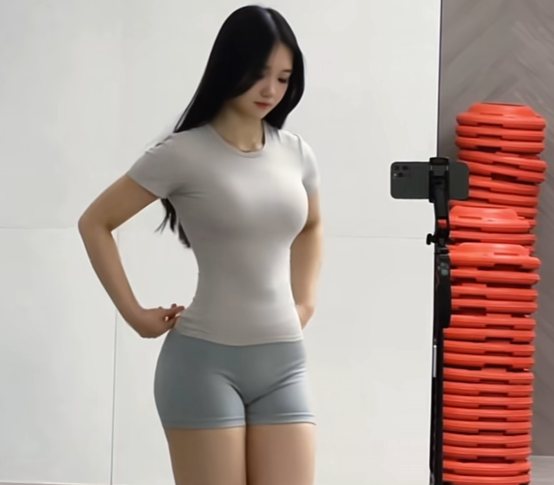 健身做粗腿美眉 想踹谁就踹谁