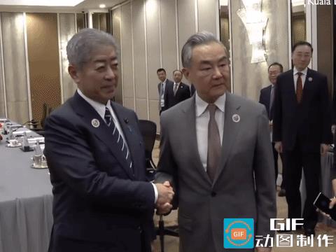 日本外相频频点头，不服行吗？东盟会议，我方会见了日本外相岩屋武，在握手拍照后，我