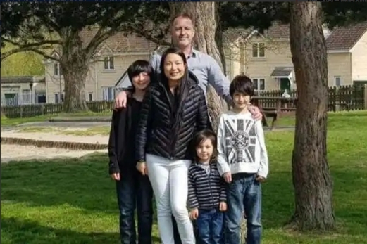 “你要是能怀孕，我们就结婚”2006年，英国69岁亿万富翁爱上中国33岁女外卖员