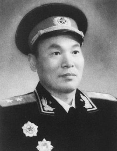 1938年，八路军团政委带了3个月军饷潜逃，团长陈先瑞气得不行，就要去抓他，毛主