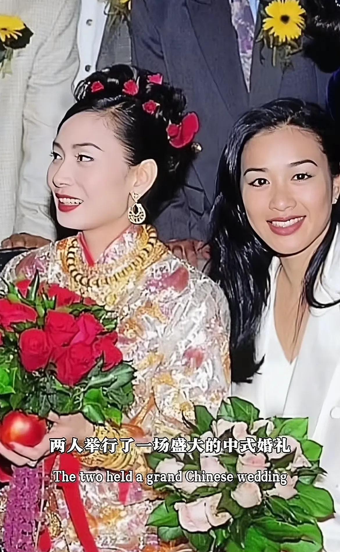 这是1996年
邝美云和吕良伟大婚时的照片
他们广发喜帖，邀请了当时风头正盛的钟