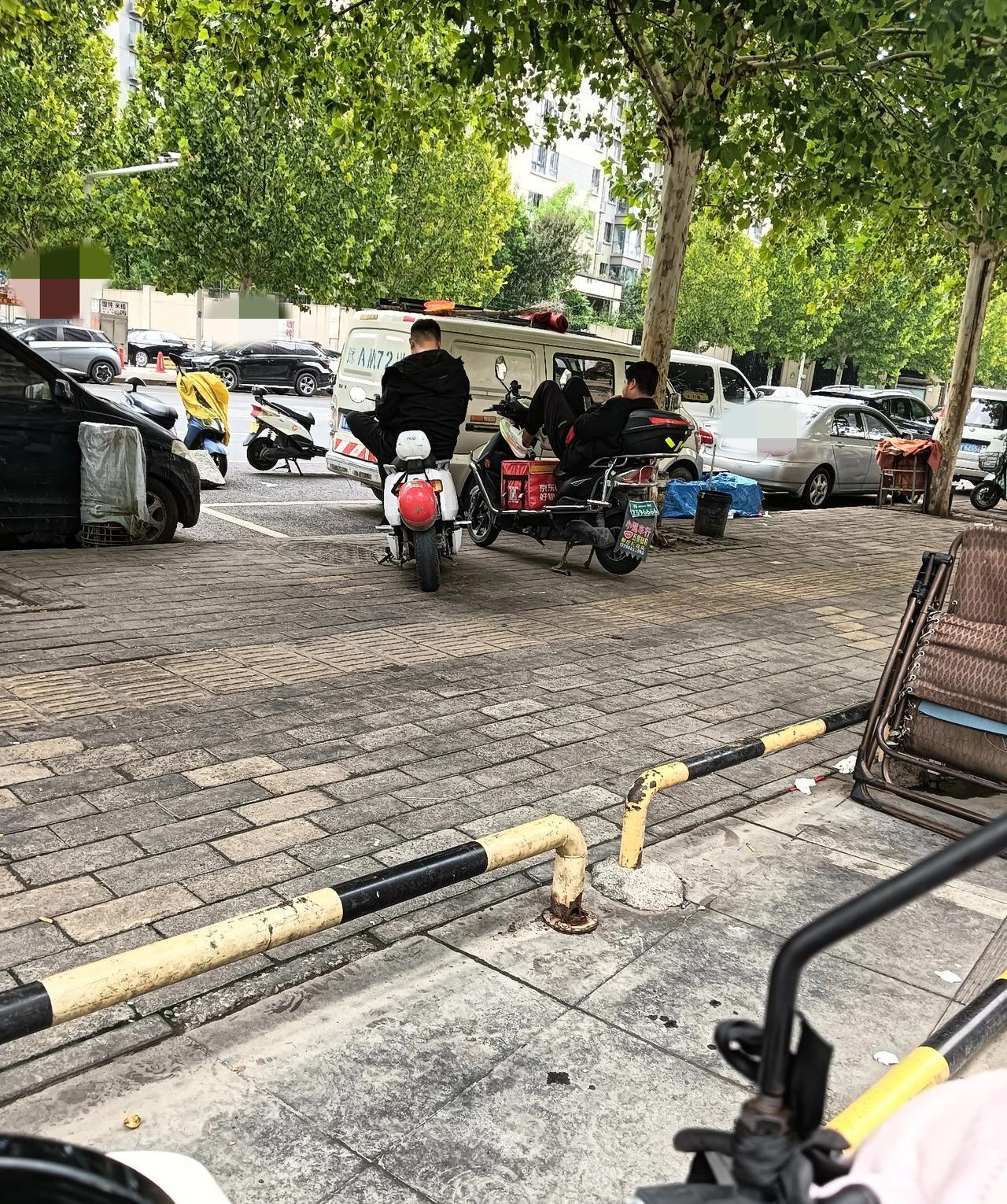 我又出来跑外卖了，儿子瞌睡的喊不起来，我走的时候给他说让他等会起来写作业，他迷迷