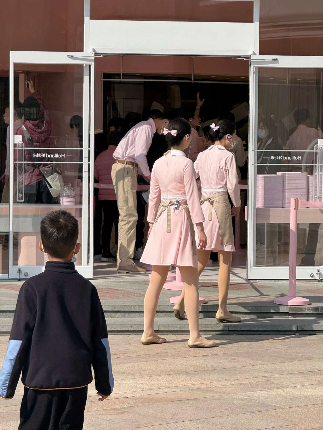 好利来开业，小孩哥看了都走不动道。