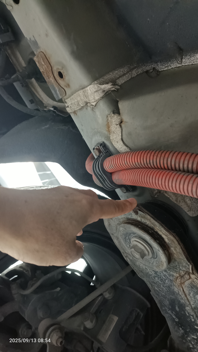 宋plus使用3年底盘开始生锈
坐标北京，使用3年去4儿子保养，升起车辆发现底盘